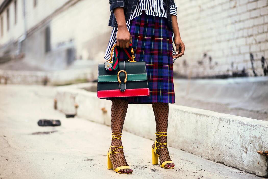como-descobrir-seu-estilo-Pessoal-JPG imagem de uma pessoa pela metade com roupas e bolsa colorida