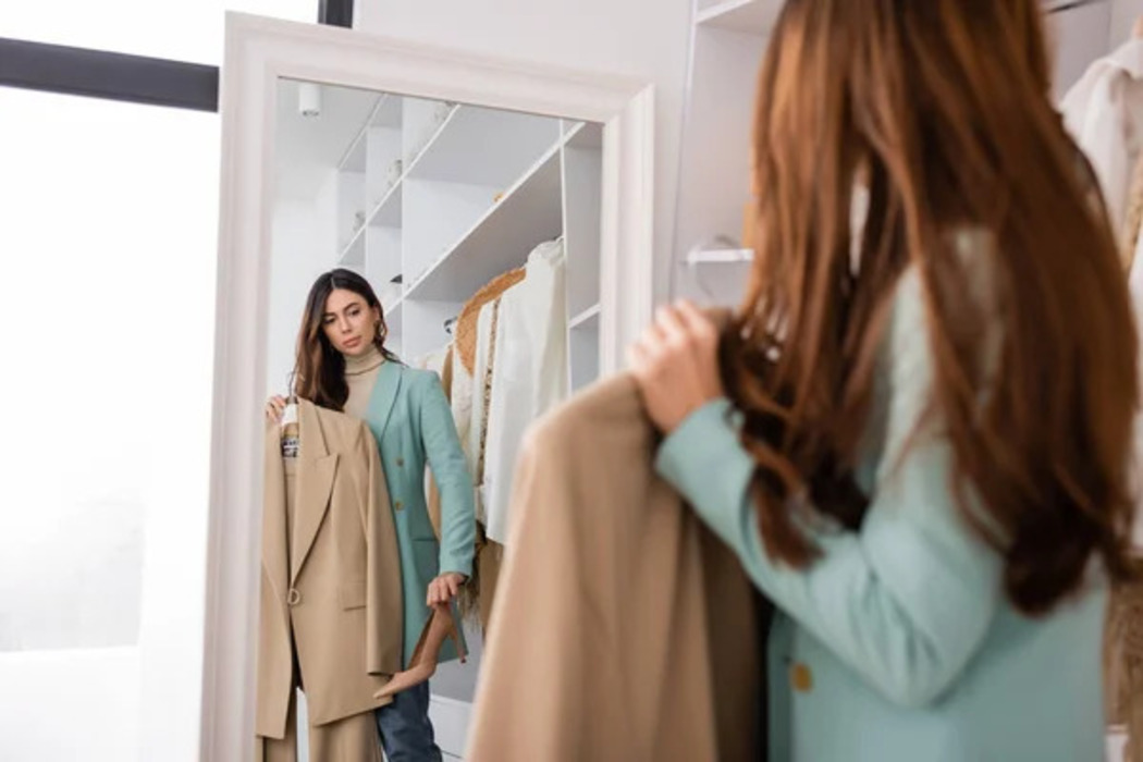 como-descobrir-seu-estilo-pessoal imagem de uma pessoa escolhendo um look