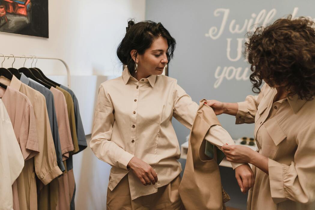 como-descobrir-seu-estlo-pessoal-consultoria-de-imagem-JPG imagem de uma pessoal escolhendo seu estilo pessoal roupas